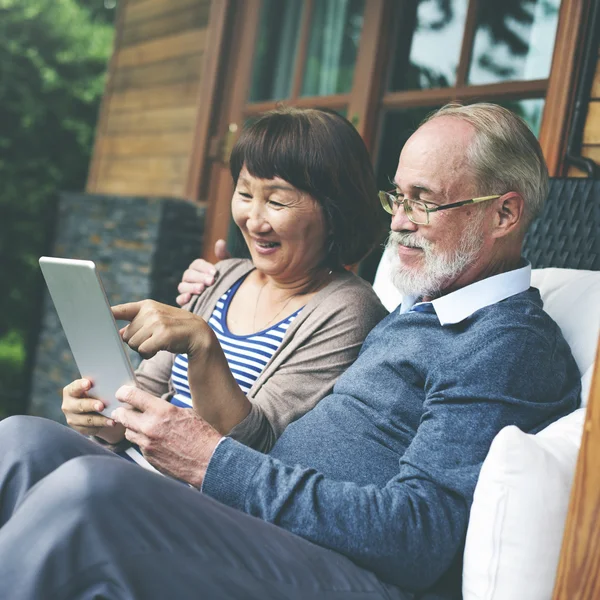 Pareja madura usando tableta digital — Foto de Stock