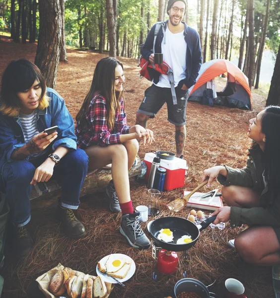 Mejores amigos cocinando en el bosque — Foto de Stock