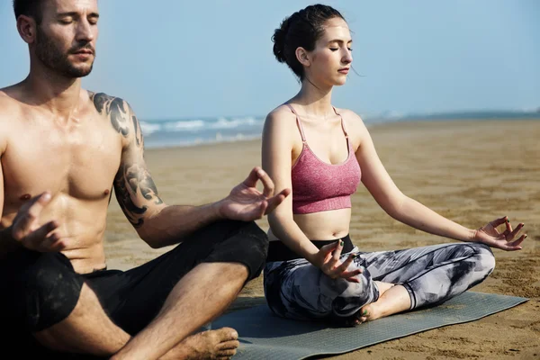 Couple doing Yoga on Beach — Stock Photo, Image