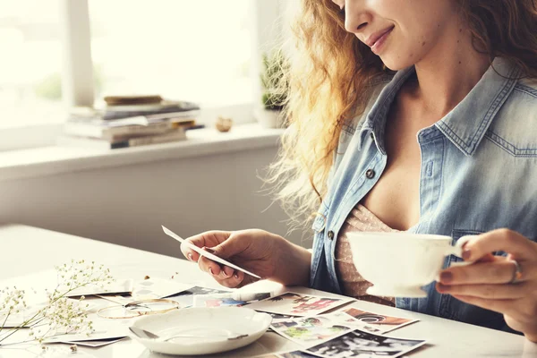 Woman drinking tea — Stock Photo, Image