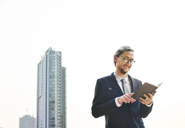 Empresario va a la oficina —  Fotos de Stock