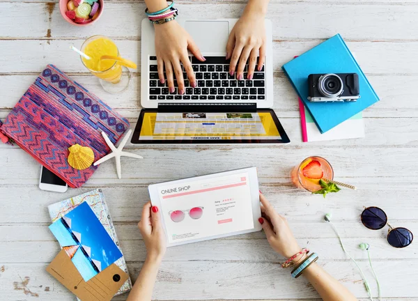 Vrouwen werken met laptop en digitale tablet — Stockfoto