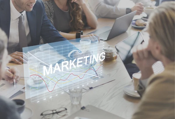 Menschen diskutieren über Marketing — Stockfoto