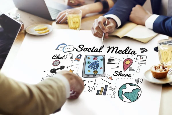 Persone che discutono sui social media — Foto Stock