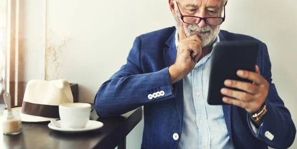 Knappe senior man — Stockfoto