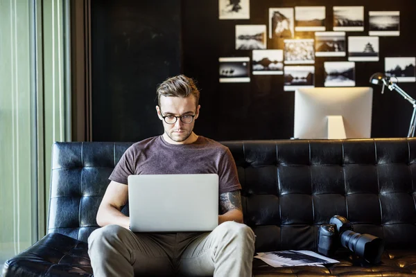 Man in studio met laptop — Stockfoto