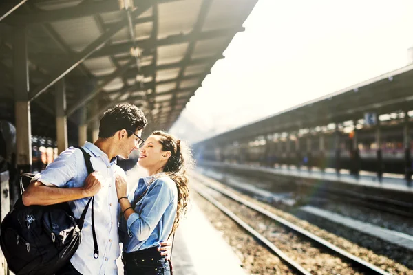 Casal na estação ferroviária — Fotografia de Stock