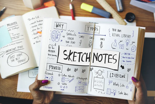 Mulher segurando diário com notas — Fotografia de Stock