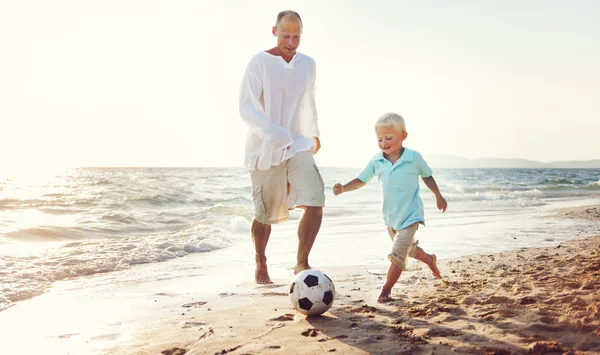 Otec a syn hrát s míčem — Stock fotografie