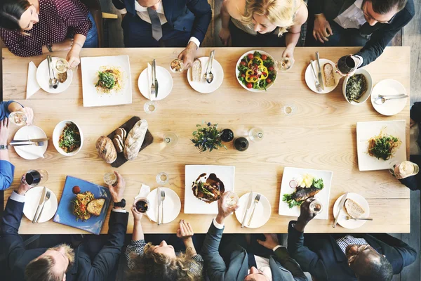 Gli uomini d'affari al Meeting Mangiare — Foto Stock