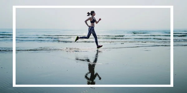 Vrouw op het strand — Stockfoto