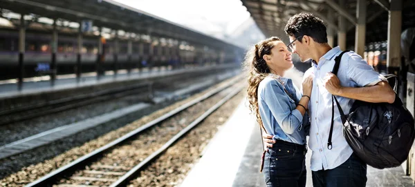 Couple at railway station — Stock Photo, Image