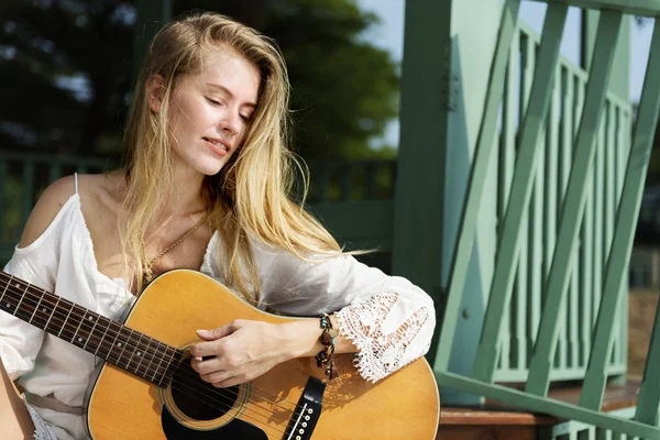 Hippie meisje met gitaar buitenshuis — Stockfoto