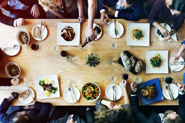 Reunião e alimentação de pessoas de negócios — Fotografia de Stock