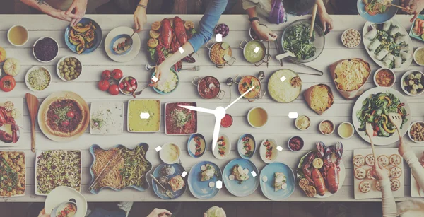 Tavolo con cibo e orologio Concetto — Foto Stock