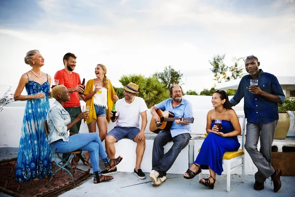 Vrienden hebben plezier op Beach Party — Stockfoto