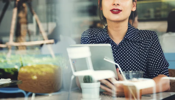 Kvinde, der bruger laptop i cafe - Stock-foto