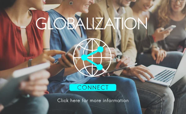 Le persone siedono con dispositivi e globalizzazione — Foto Stock