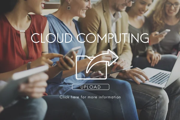 Insanlar cihazlar ile otur ve bulut bilgisayar — Stok fotoğraf