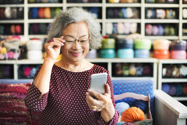 Abuela con teléfono móvil —  Fotos de Stock