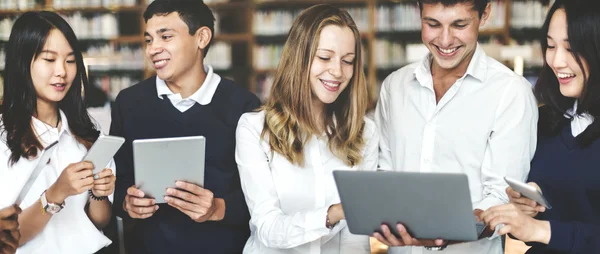 Estudiantes usando aparatos digitales — Foto de Stock