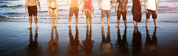 Amigos na praia de verão — Fotografia de Stock