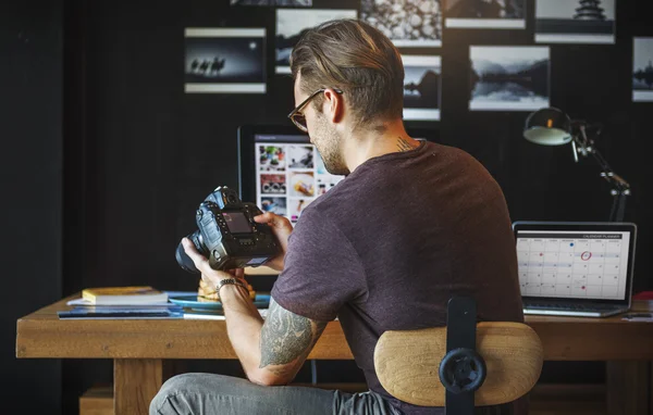 Mann im Studio mit Kamera — Stockfoto