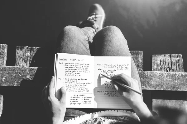 Chica haciendo notas en el diario — Foto de Stock