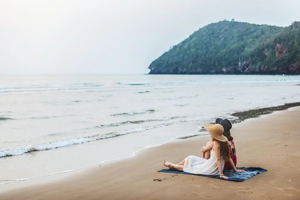 Kobiety razem na plaży — Zdjęcie stockowe