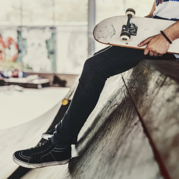 スケート ボードを保持している流行に敏感な少年 — ストック写真