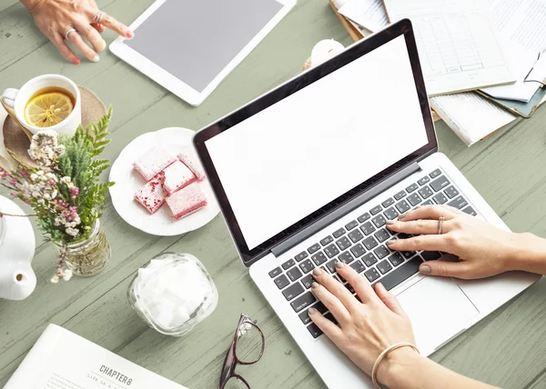 Femmes avec ordinateur portable et tablette numérique — Photo