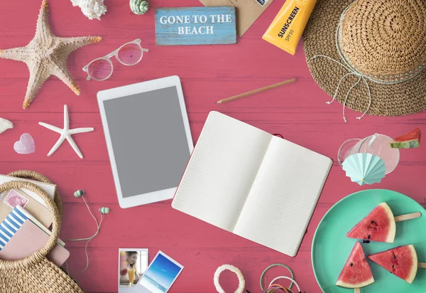 Tablet, Notizbuch, Hut, Brille auf dem Tisch — Stockfoto