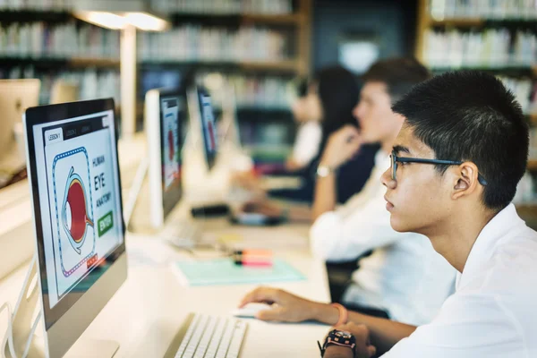 Estudiante en aula de informática — Foto de Stock