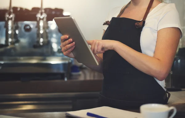 Barista en Café con tablet digital —  Fotos de Stock