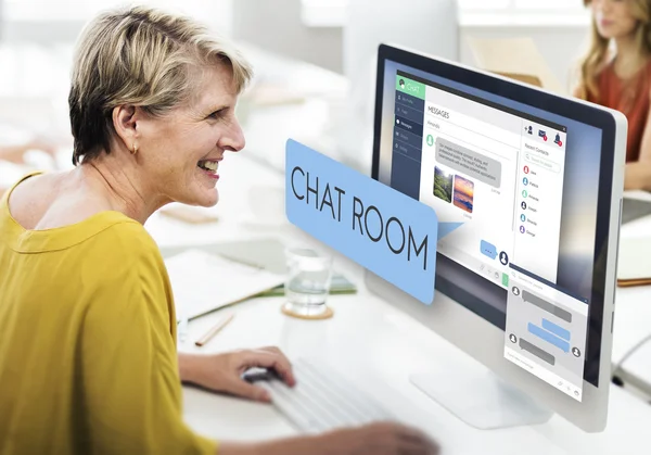 Υπολογιστή με Chat Room στην οθόνη — Φωτογραφία Αρχείου