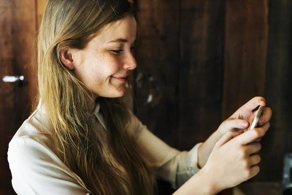 Mujer usando teléfono inteligente —  Fotos de Stock