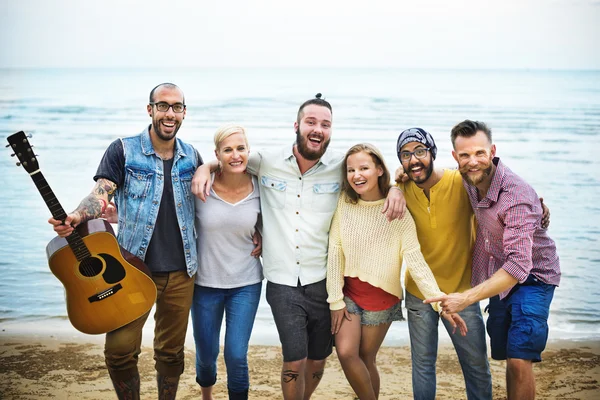 Junge Leute am Strand — Stockfoto