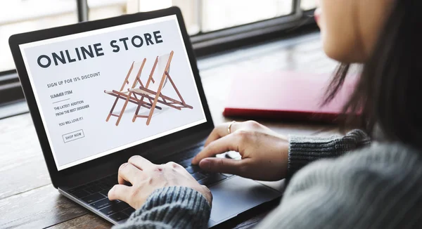 Vrouw werkt met laptop — Stockfoto