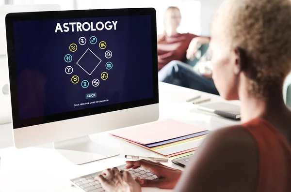 Zakenvrouw werken op de computer met astrologie — Stockfoto