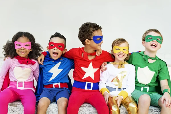 Superhelden-Kinder spielen zusammen — Stockfoto