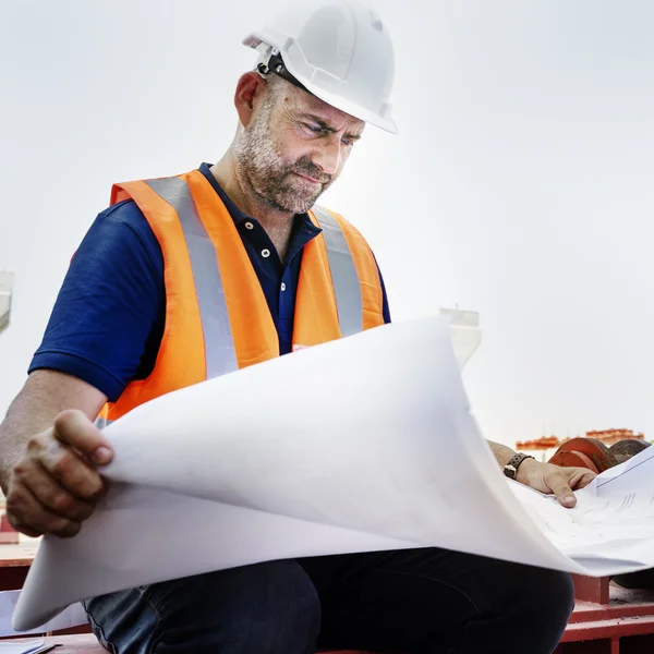 Construction Worker Looking at Building plan — Stock Photo, Image