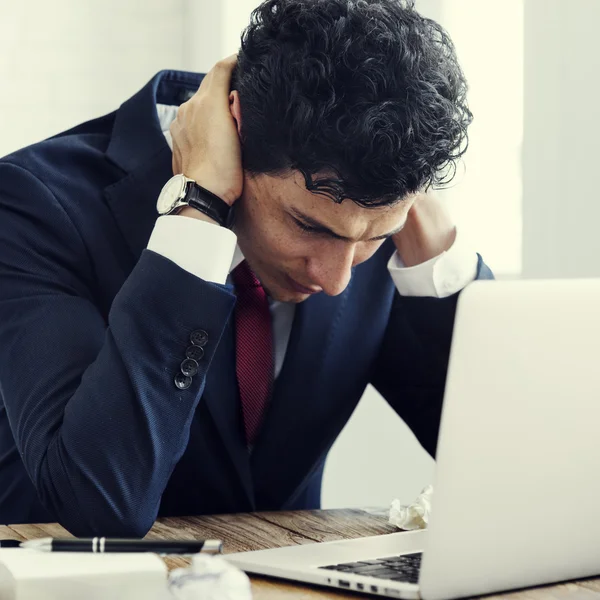 Benadrukt zakenman aan het werk — Stockfoto