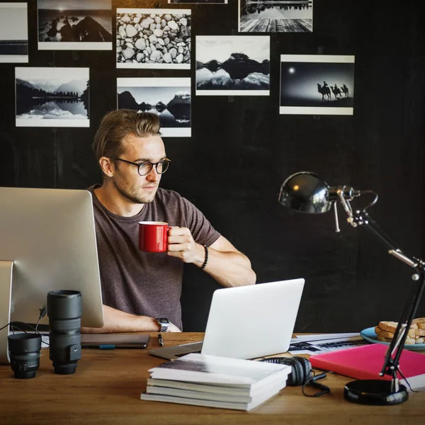 Człowiek w studio z laptopa — Zdjęcie stockowe
