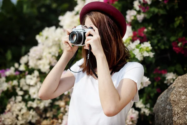 Bella donna con macchina fotografica — Foto Stock