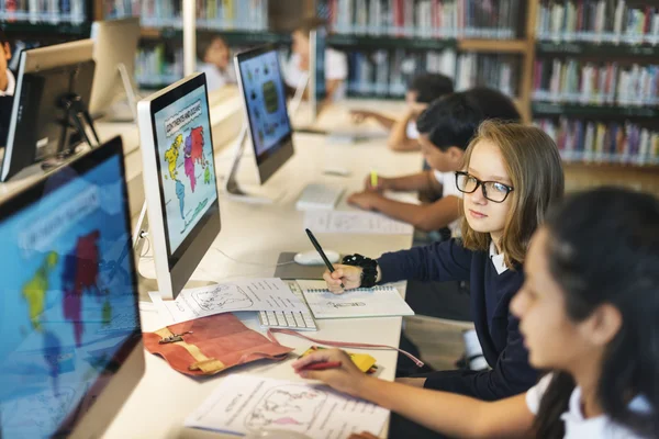 Kinderen leren in computer klas — Stockfoto