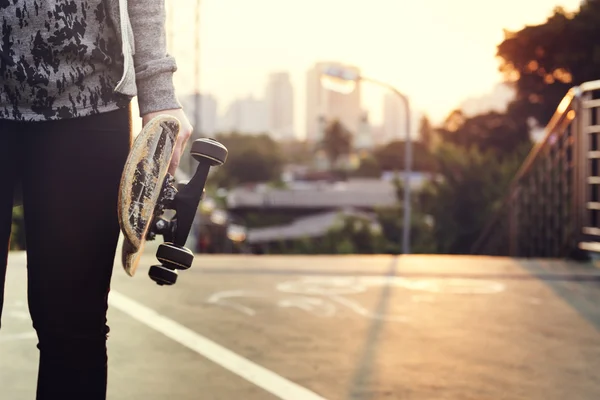 Skater menino segurando skate — Fotografia de Stock