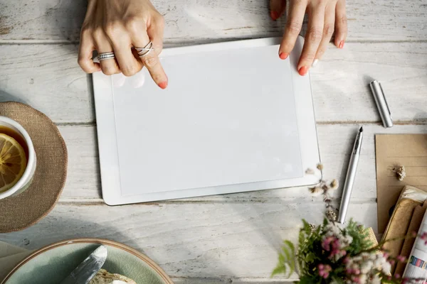 Frau surft auf digitalem Tablet — Stockfoto