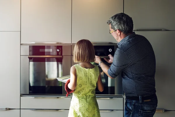 Meisje en grootvader bakken koekjes — Stockfoto