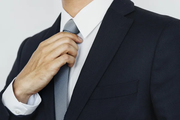 Podnikatel v obleku oprava kravatu — Stock fotografie
