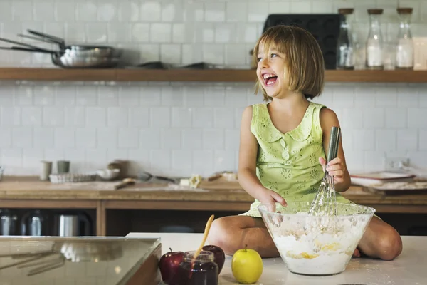 Meisje kneden van deeg voor cookies — Stockfoto